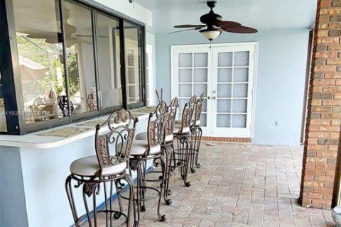 House in Hialeah, Florida 5 bedrooms, 274.8 sq.m. № 1992343 - photo 10