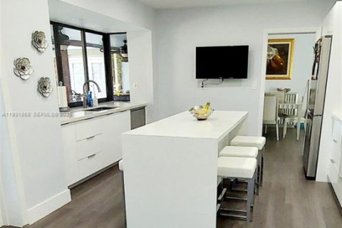 House in Hialeah, Florida 5 bedrooms, 274.8 sq.m. № 1992343 - photo 13