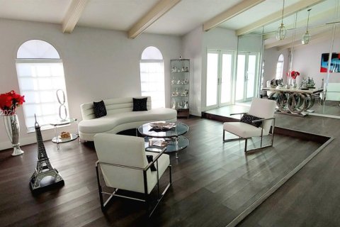 House in Hialeah, Florida 5 bedrooms, 274.8 sq.m. № 1992343 - photo 16