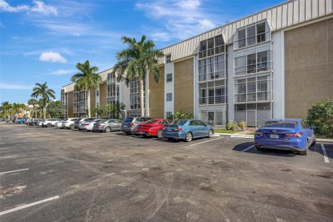 Condominio en alquiler en Oakland Park, Florida, 1 dormitorio, 55.74 m2 № 1929020 - foto 2