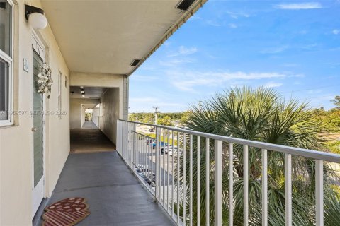Condo in Boynton Beach, Florida, 1 bedroom  № 2020250 - photo 16