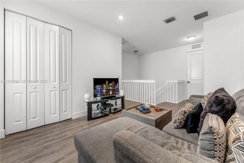 Casa en alquiler en Hialeah, Florida, 3 dormitorios, 212.84 m2 № 1993820 - foto 10