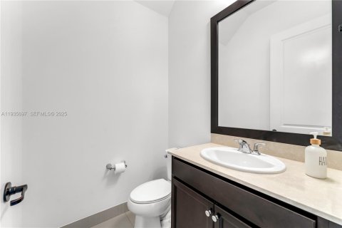 Casa en alquiler en Hialeah, Florida, 3 dormitorios, 212.84 m2 № 1993820 - foto 8