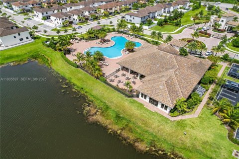 Casa en alquiler en Hialeah, Florida, 3 dormitorios, 212.84 m2 № 1993820 - foto 28