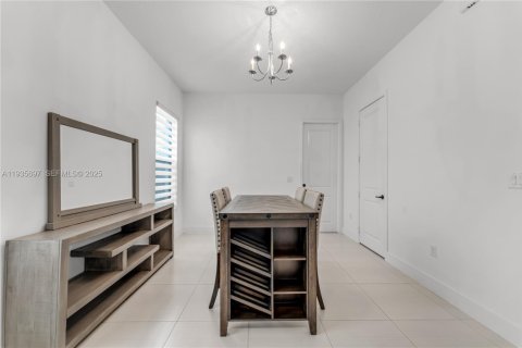 Casa en alquiler en Hialeah, Florida, 3 dormitorios, 212.84 m2 № 1993820 - foto 7