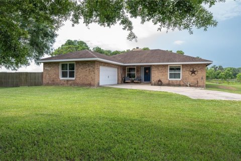 House in Winter Haven, Florida 3 bedrooms, 251.02 sq.m. № 2166883