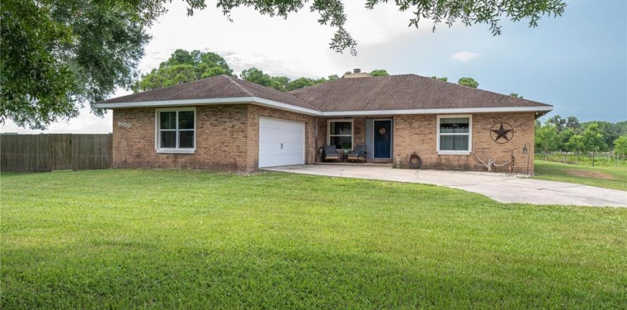 House in Winter Haven, Florida 3 bedrooms, 251.02 sq.m. № 2166883
