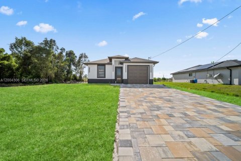 House in Lehigh Acres, Florida 3 bedrooms, 112.13 sq.m. № 2068555 - photo 3