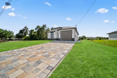 House in Lehigh Acres, Florida 3 bedrooms, 112.13 sq.m. № 2068555 - photo 4