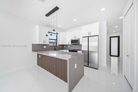 House in Lehigh Acres, Florida 3 bedrooms, 112.13 sq.m. № 2068555 - photo 6