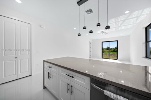 House in Lehigh Acres, Florida 3 bedrooms, 112.13 sq.m. № 2068555 - photo 7