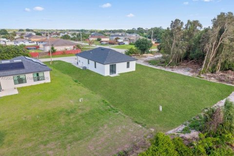 House in Lehigh Acres, Florida 3 bedrooms, 112.13 sq.m. № 2068555 - photo 30