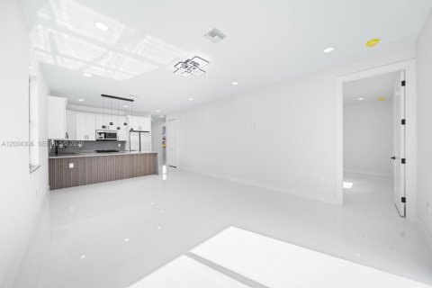 House in Lehigh Acres, Florida 3 bedrooms, 112.13 sq.m. № 2068555 - photo 11