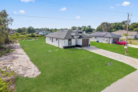 House in Lehigh Acres, Florida 3 bedrooms, 112.13 sq.m. № 2068555 - photo 24