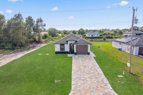 House in Lehigh Acres, Florida 3 bedrooms, 112.13 sq.m. № 2068555 - photo 25