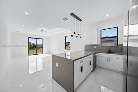 House in Lehigh Acres, Florida 3 bedrooms, 112.13 sq.m. № 2068555 - photo 8