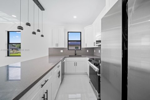 House in Lehigh Acres, Florida 3 bedrooms, 112.13 sq.m. № 2068555 - photo 9