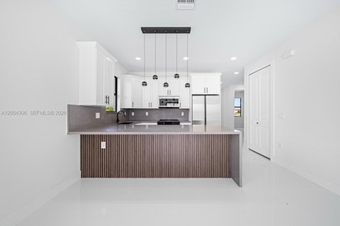 House in Lehigh Acres, Florida 3 bedrooms, 112.13 sq.m. № 2068555 - photo 10