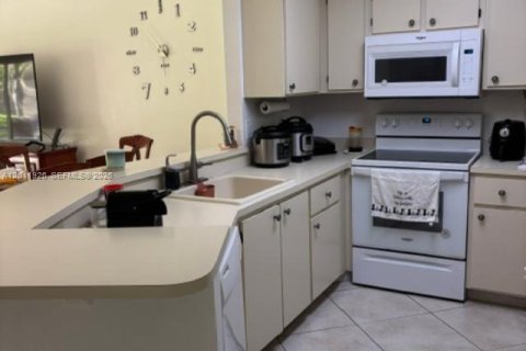 Townhouse in Sunrise, Florida 3 bedrooms, 124.49 sq.m. № 2074708 - photo 5