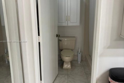 Townhouse in Sunrise, Florida 3 bedrooms, 124.49 sq.m. № 2074708 - photo 12