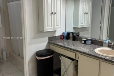 Townhouse in Sunrise, Florida 3 bedrooms, 124.49 sq.m. № 2074708 - photo 13