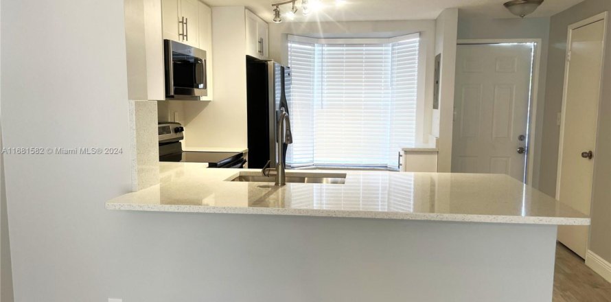 Townhouse in Pompano Beach, Florida 2 bedrooms, 94.57 sq.m. № 1764326