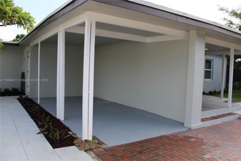 House in Oakland Park, Florida 3 bedrooms, 108.97 sq.m. № 1922673 - photo 2