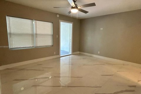 House in Oakland Park, Florida 3 bedrooms, 108.97 sq.m. № 1922673 - photo 15