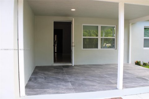 House in Oakland Park, Florida 3 bedrooms, 108.97 sq.m. № 1922673 - photo 6