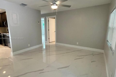 House in Oakland Park, Florida 3 bedrooms, 108.97 sq.m. № 1922673 - photo 9