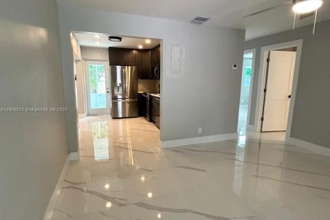 House in Oakland Park, Florida 3 bedrooms, 108.97 sq.m. № 1922673 - photo 10