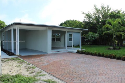 House in Oakland Park, Florida 3 bedrooms, 108.97 sq.m. № 1922673 - photo 3