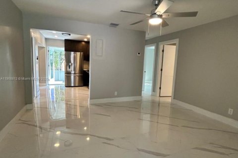 House in Oakland Park, Florida 3 bedrooms, 108.97 sq.m. № 1922673 - photo 8