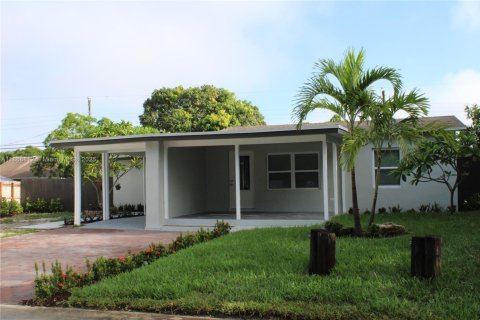 House in Oakland Park, Florida 3 bedrooms, 108.97 sq.m. № 1922673 - photo 1