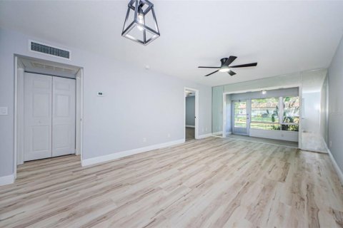 Villa ou maison à vendre à Palm Harbor, Floride: 2 chambres, 74.88 m2 № 1637851 - photo 5