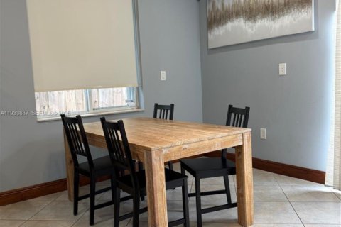 Casa en alquiler en Miami, Florida, 3 dormitorios, 133.04 m2 № 1992235 - foto 11