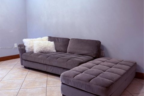 Casa en alquiler en Miami, Florida, 3 dormitorios, 133.04 m2 № 1992235 - foto 4