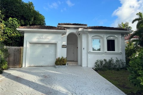 Casa en alquiler en Miami, Florida, 3 dormitorios, 133.04 m2 № 1992235 - foto 1