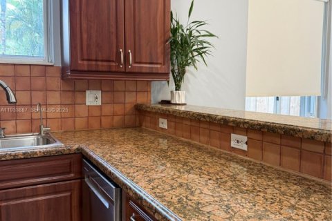 Casa en alquiler en Miami, Florida, 3 dormitorios, 133.04 m2 № 1992235 - foto 5