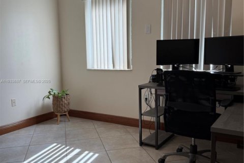 Casa en alquiler en Miami, Florida, 3 dormitorios, 133.04 m2 № 1992235 - foto 19