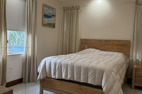 Casa en alquiler en Miami, Florida, 3 dormitorios, 133.04 m2 № 1992235 - foto 13