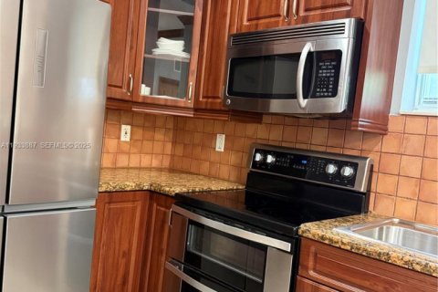 Casa en alquiler en Miami, Florida, 3 dormitorios, 133.04 m2 № 1992235 - foto 8