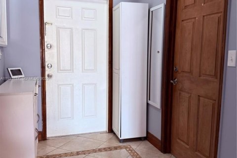 Casa en alquiler en Miami, Florida, 3 dormitorios, 133.04 m2 № 1992235 - foto 2