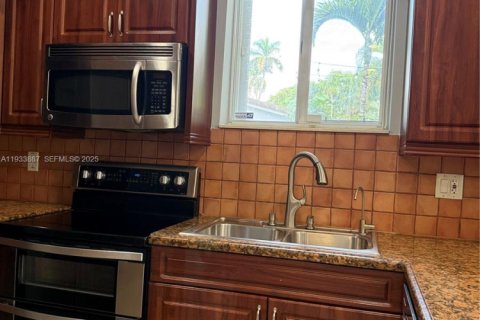 Casa en alquiler en Miami, Florida, 3 dormitorios, 133.04 m2 № 1992235 - foto 6