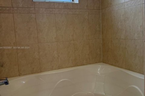 Casa en alquiler en Miami, Florida, 3 dormitorios, 133.04 m2 № 1992235 - foto 15