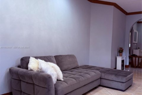 Casa en alquiler en Miami, Florida, 3 dormitorios, 133.04 m2 № 1992235 - foto 3
