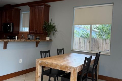 Casa en alquiler en Miami, Florida, 3 dormitorios, 133.04 m2 № 1992235 - foto 10