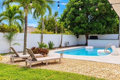 House in Hollywood, Florida 4 bedrooms, 127.65 sq.m. № 2400614 - photo 15