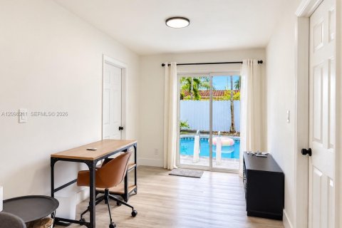 House in Hollywood, Florida 4 bedrooms, 127.65 sq.m. № 2400614 - photo 4