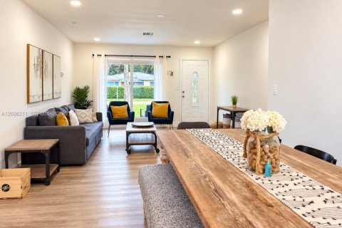 House in Hollywood, Florida 4 bedrooms, 127.65 sq.m. № 2400614 - photo 3